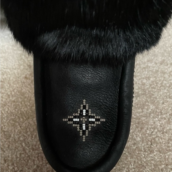 SOLD Manitobah Mukluk. Waterproof Snowy Owl grain leather Size 5 Like new - Picture 5 of 8
